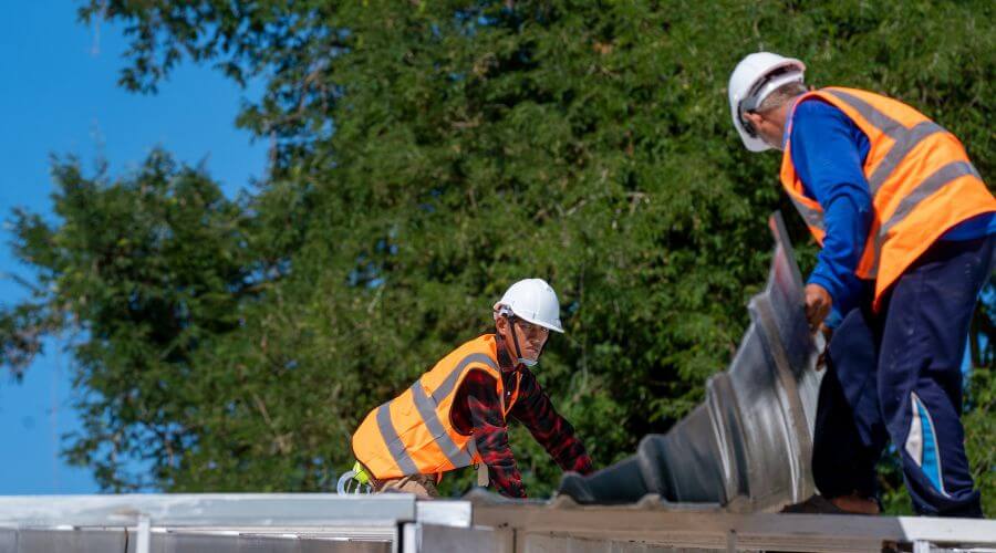 Professional gutter cleaning in Nesbit, MS